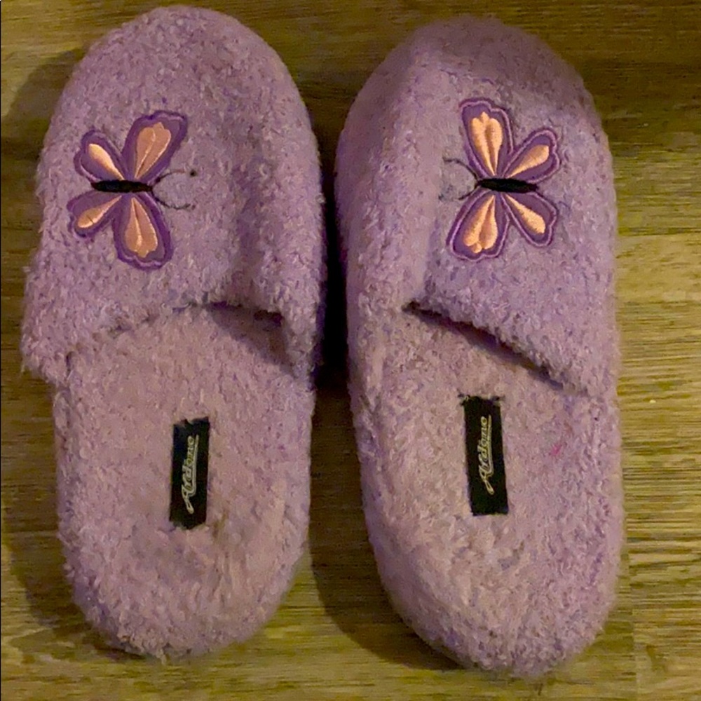 I am selling slippers.